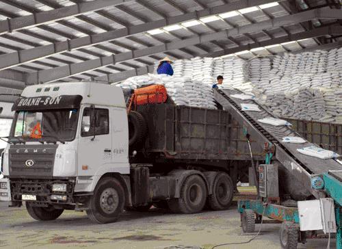 Fertilizer firms expect stocks to pick up in 2017