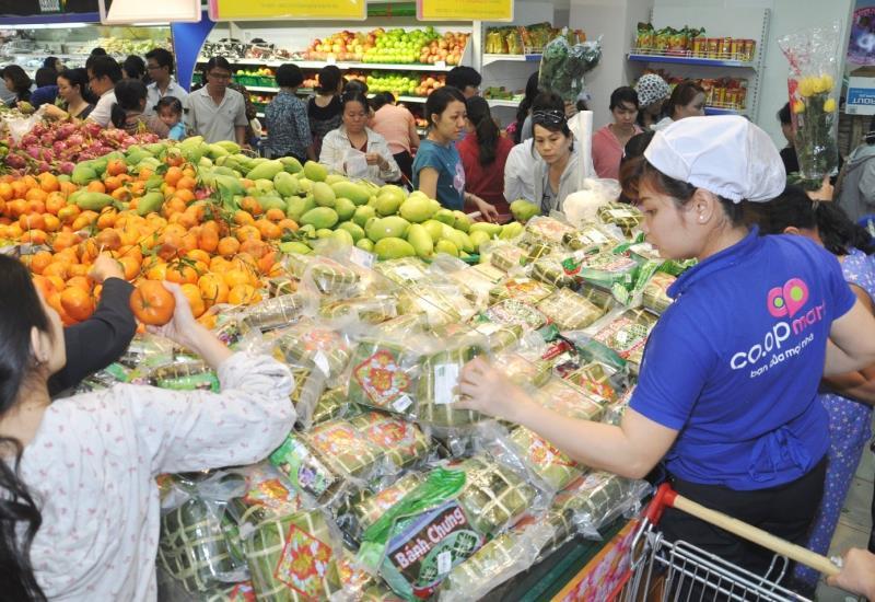 Countrys largest retailer begins to cut prices of Tet goods