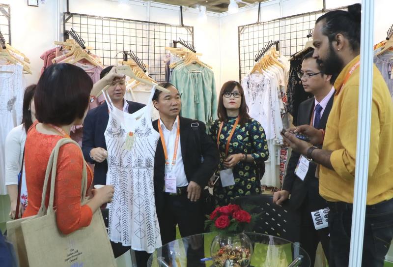 Viet Nams leading textile firms attend the sixth India International Silk Fair