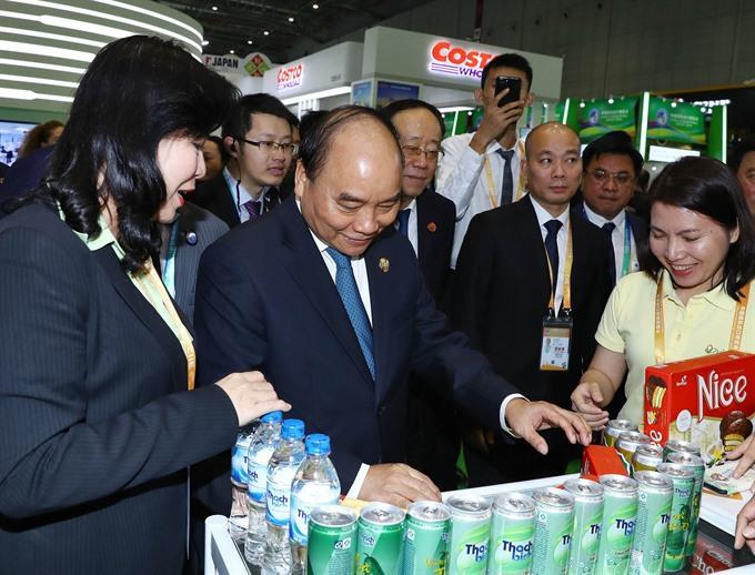 PM Phuc attends Shanghai import expo