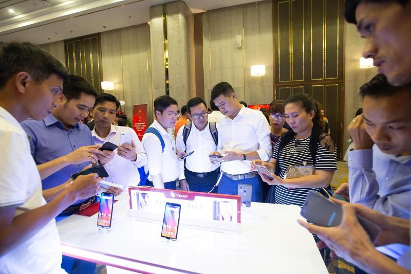 Vingroup launches 4 models of smartphone Vsmart