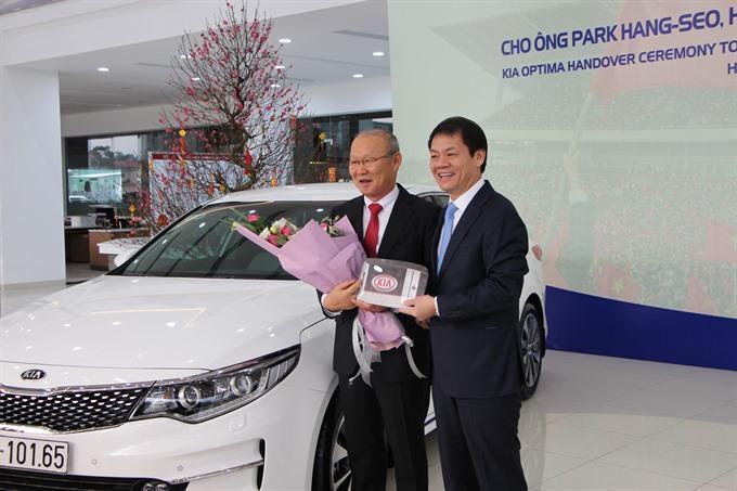 THACO gifts car to Viet Nams Korean U23 football coach
