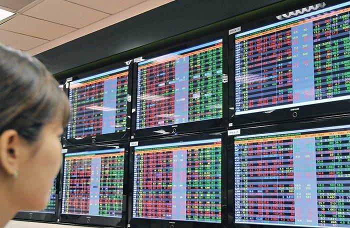 VN stocks trade negatively following volatile US market