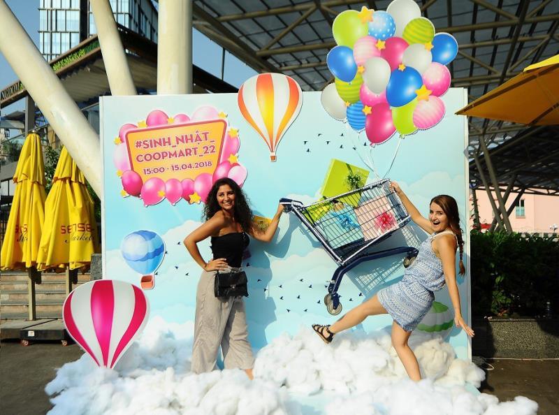 Co.opmarts giant gift boxes attract thousands in HCM City