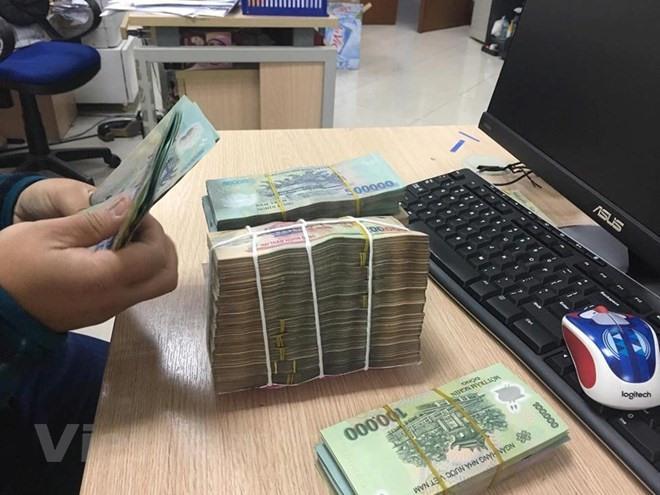 Banks cut short-term interest amid good liquidity