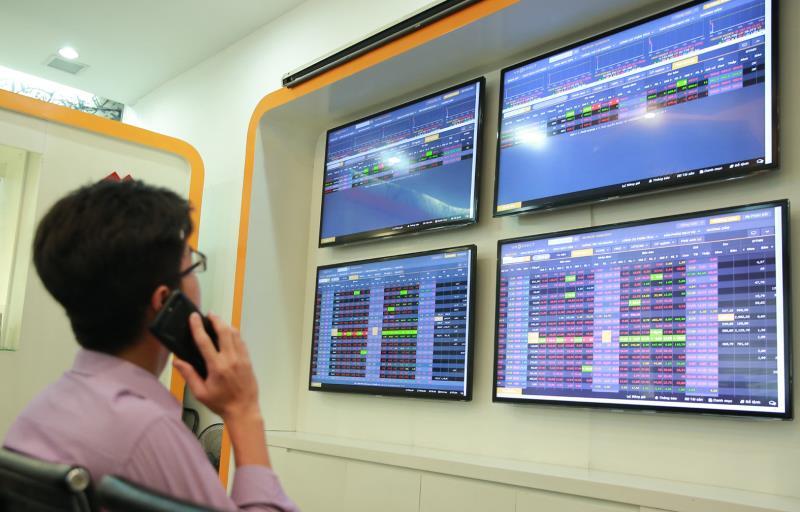 VN stocks retreat on trade war fears