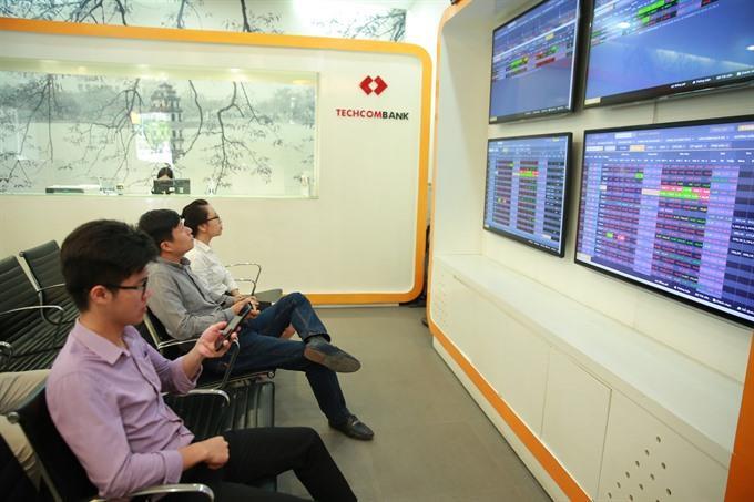 VN stocks fall on late selling again