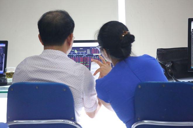 VN stocks progress slightly on banks, energy firms