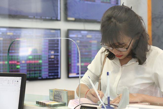 VN stocks lose on energy, ETF reviews