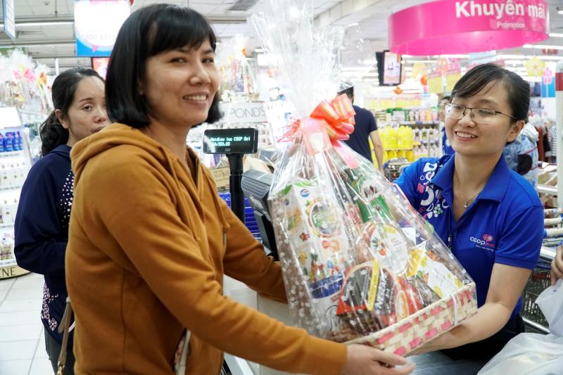 Co.opmarts Tet promotions attract customers in droves