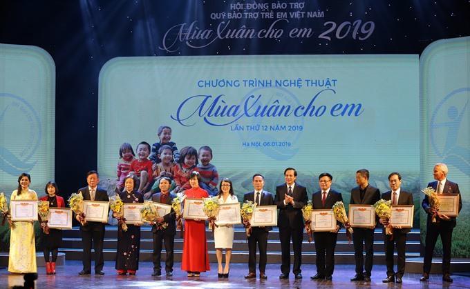 HDBank gives away scholarships to 1,000 children