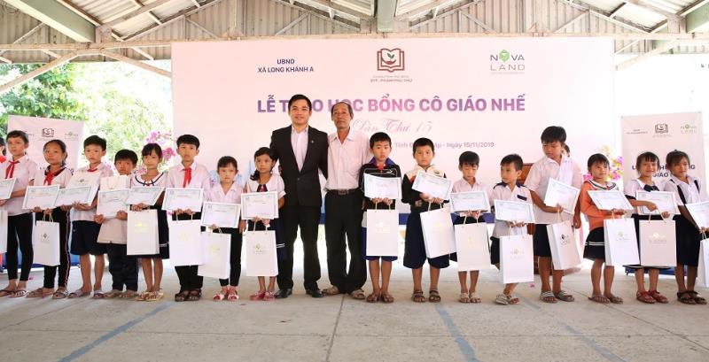 Novaland continues to provide scholarships to Dong Thap Province students