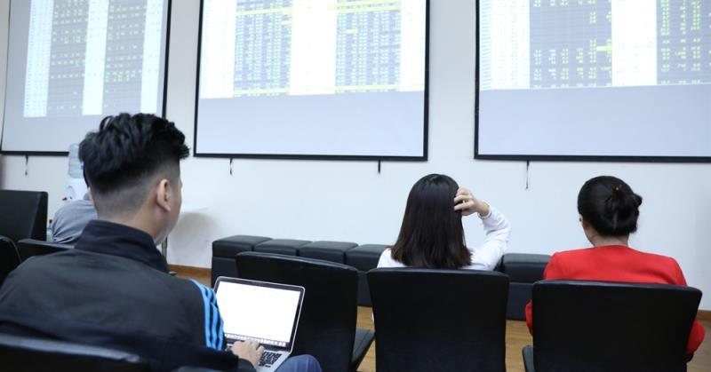 VN-Index returns to positive territory