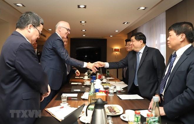 Minister meets innovators in Germany