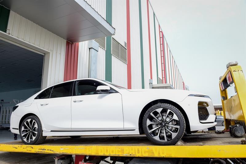VinFast tests its first 155 LUX cars abroad