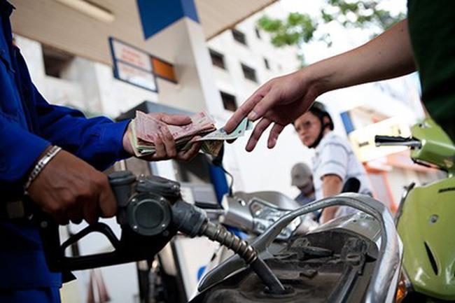 Petrol prices up nearly VNĐ1,000 per litre