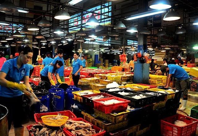 HCM City wholesale markets to ban unprocessed farm produce