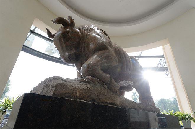 VN stocks up on banks, securities firms