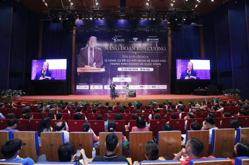 American leads relationship-building course in Ha Noi