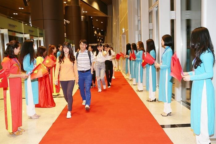 First RoK flight lands at Van Don