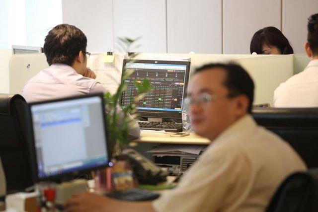 VN-Index down, trading liquidity remains weak