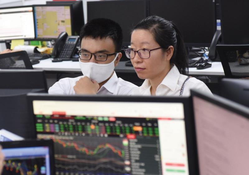 VN-Index loses on profit taking pressure