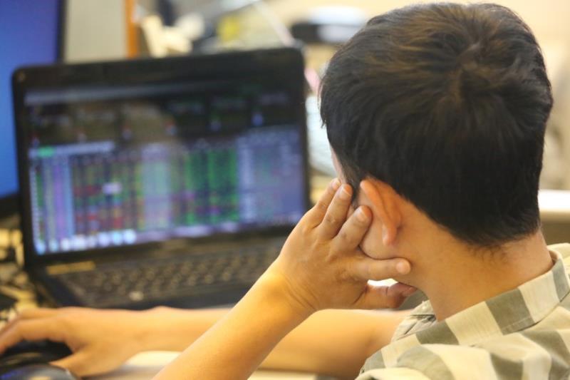 Blue chips keep weighing down the market on increased selling