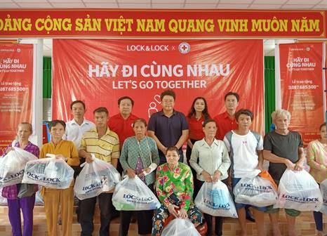 LockLock provides gifts to disadvantaged families in Soc Trang