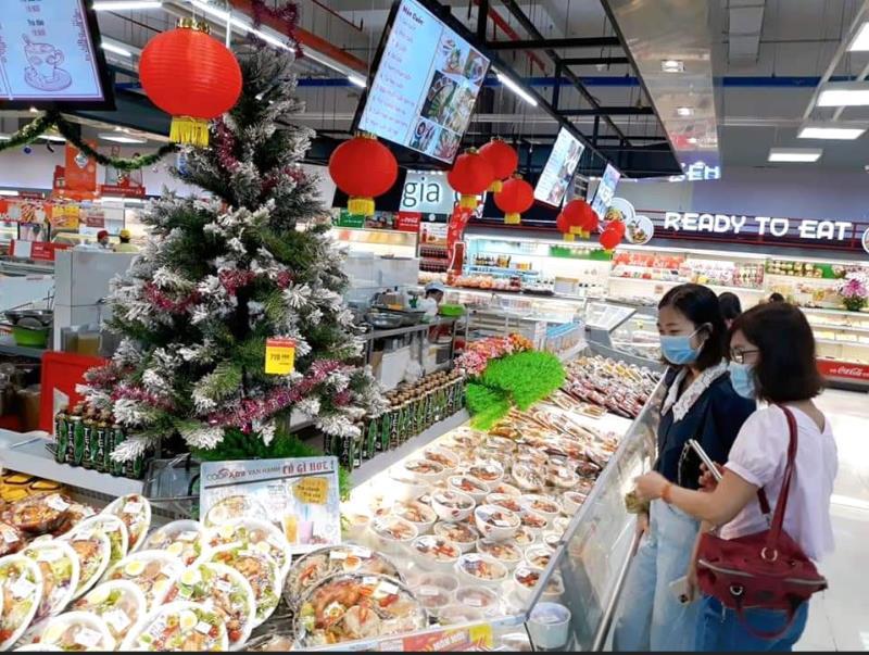 Co.opmart begins offering big discounts on Tet goods, takes orders for Tet gift hampers