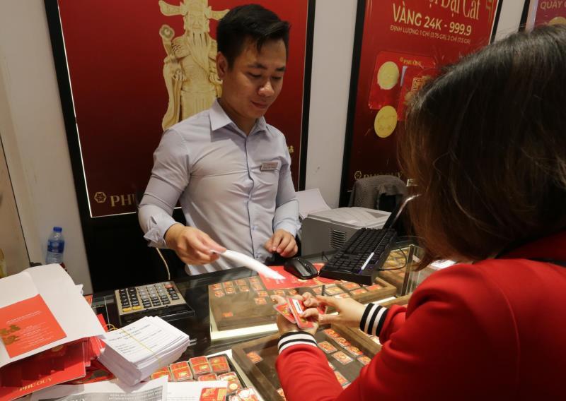 VN-Index slumps on large divergence, gold soars