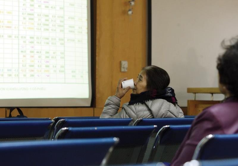 VN stocks ease as market sentiment turns cautious again