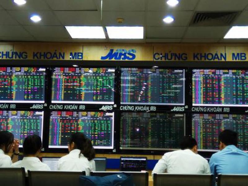 VN stocks edge up, profit-taking arises