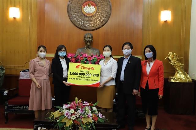 Tuong An donates cooking oil to workers to ease pandemic burden