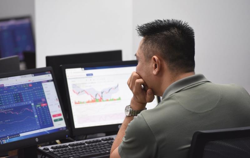 Shares advance amid increased profit taking