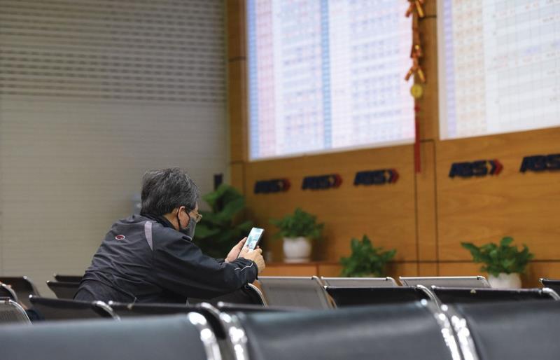 Local stocks slide, market sentiment poor on lack of good news