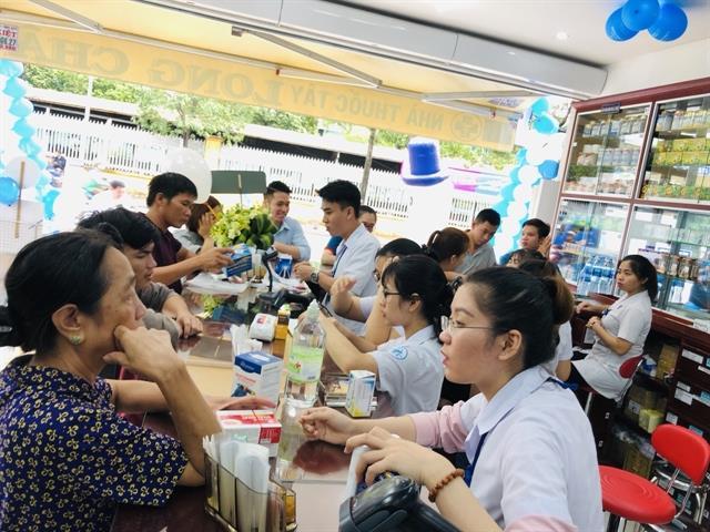 Shares hold onto 900 points under heavy profit taking