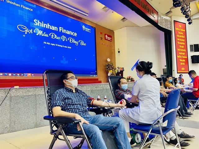 ​Shinhan Finance employees donate blood in Ha Noi