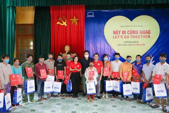 LockLock presents gifts to disadvantaged families in northern mountainous provinces