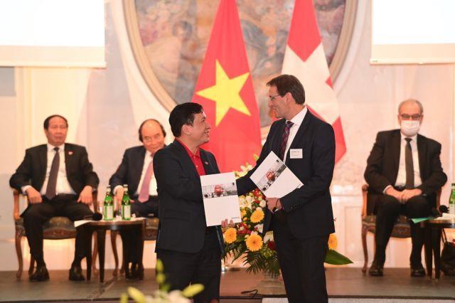 Vietjet seals two deals in Switzerland