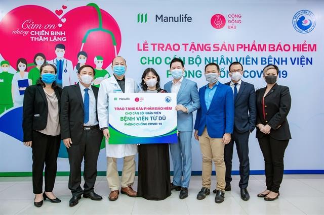 Manulife, Cong Dong Bau thank frontline maternity doctors by gifting health insurance policy
