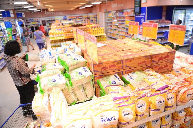 Co.opmart cuts prices, sells many products at VND1,000