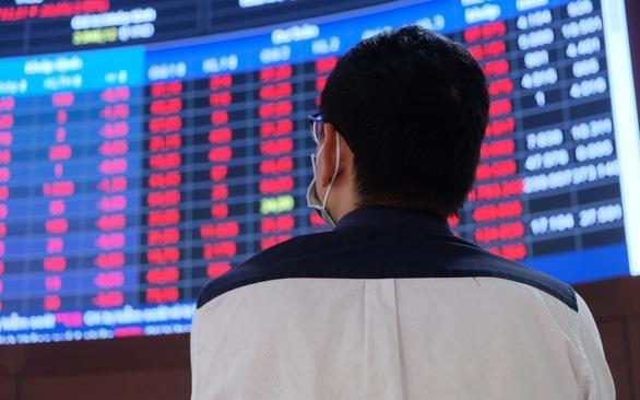 Shares reverse downturn, propped up by banks and brokerage houses