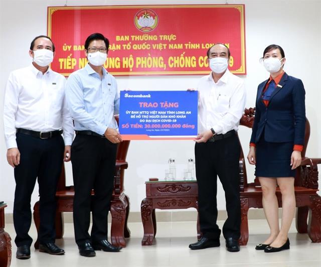 Sacombank donates 1.3 million to support people affected by COVID-19 in Long An