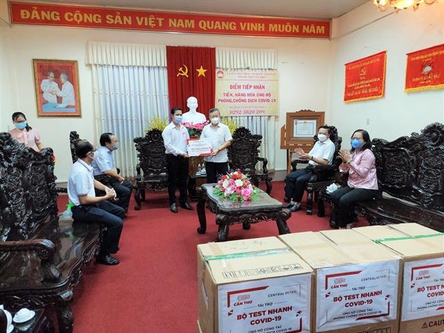 Central Retail donates COVID-19 quick test kits to Can Tho