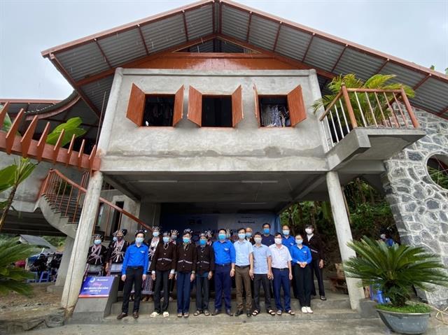 Lu ethnic people get community cultural house funded by Sacombank charity programme