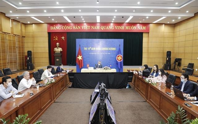 ASEAN economic ministers hold consultation meetings with partners