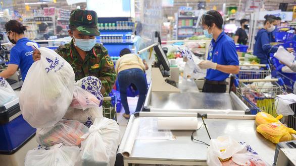 HCM City allows supermarkets, convenience stores to reopen, but only two districts permit in-person shopping