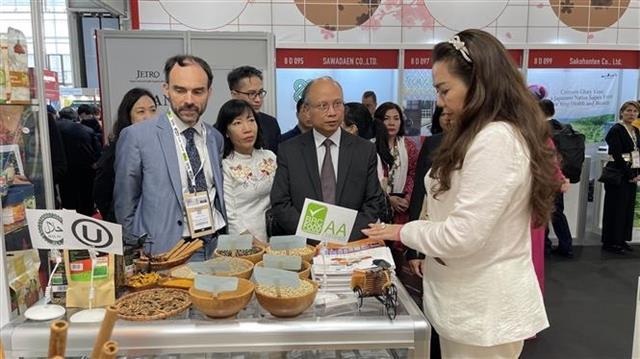 Viet Nam attends intl food trade show in Paris