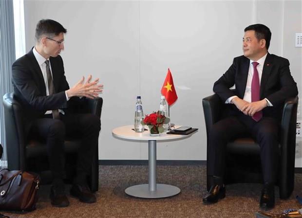 Viet Nam looks to develop made-by-Vietnam sporting goods for export: Minister