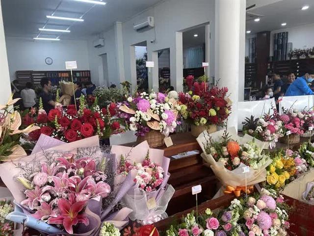 Rose prices surge on Valentines Day on lack of supply